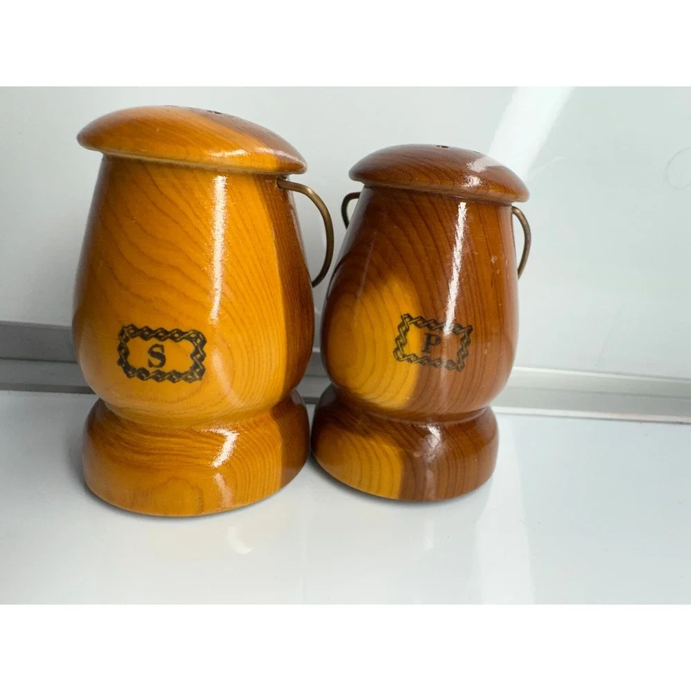 Vintage Wooden Salt Pepper Shakers Virginia Maple‎ Leaf Design Souvenir Kitchen